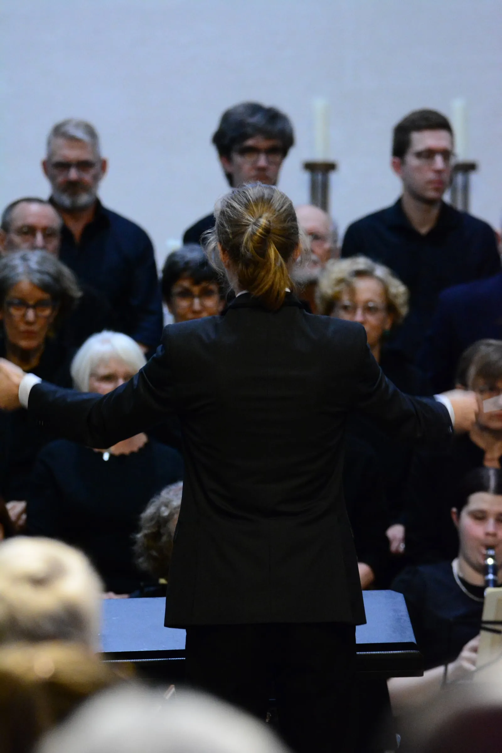 Blick von hinten auf Dirigent und Chor