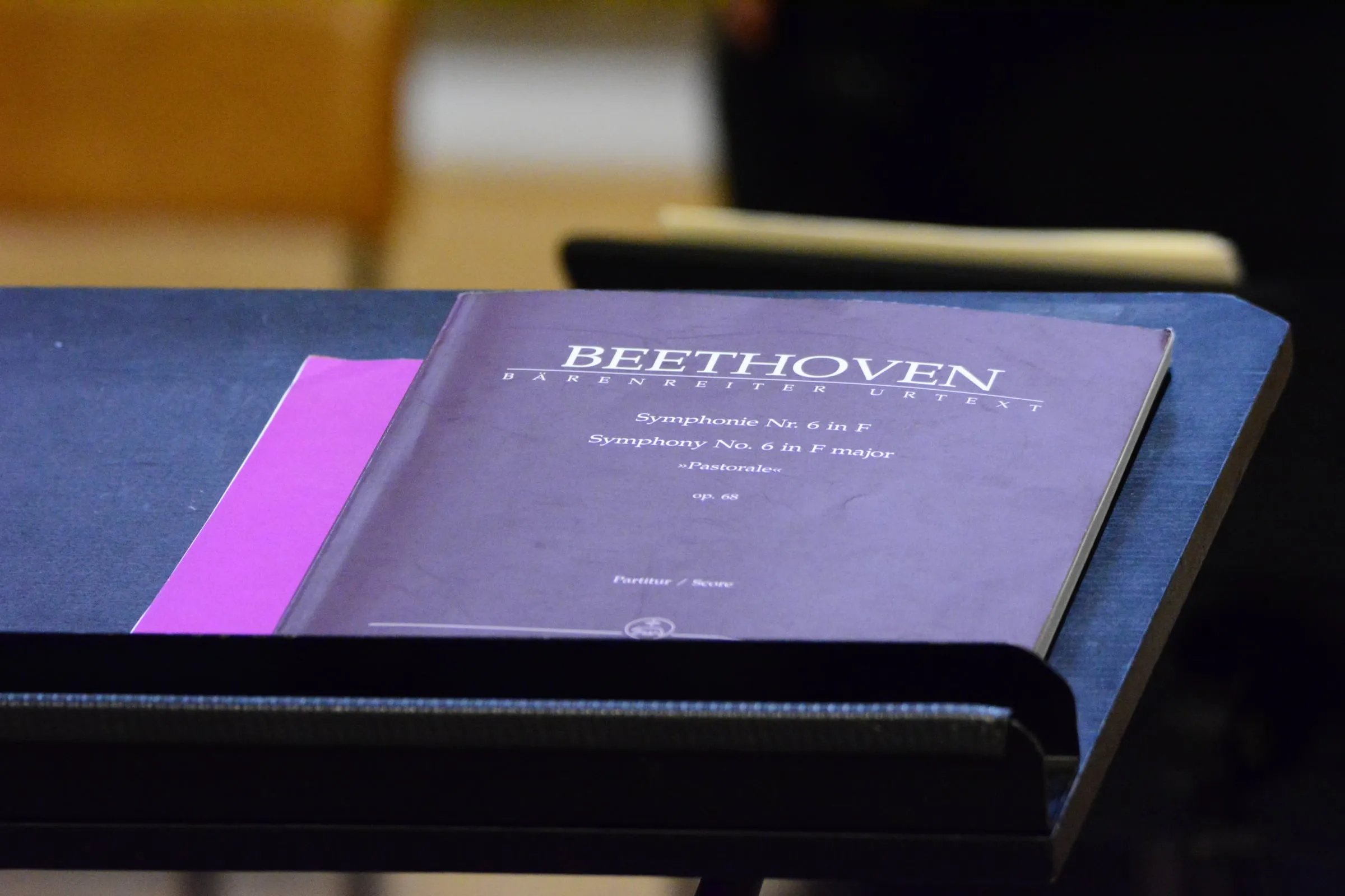 Partitur von Beethovens Sechster Symphonie auf dem Dirigentenpult