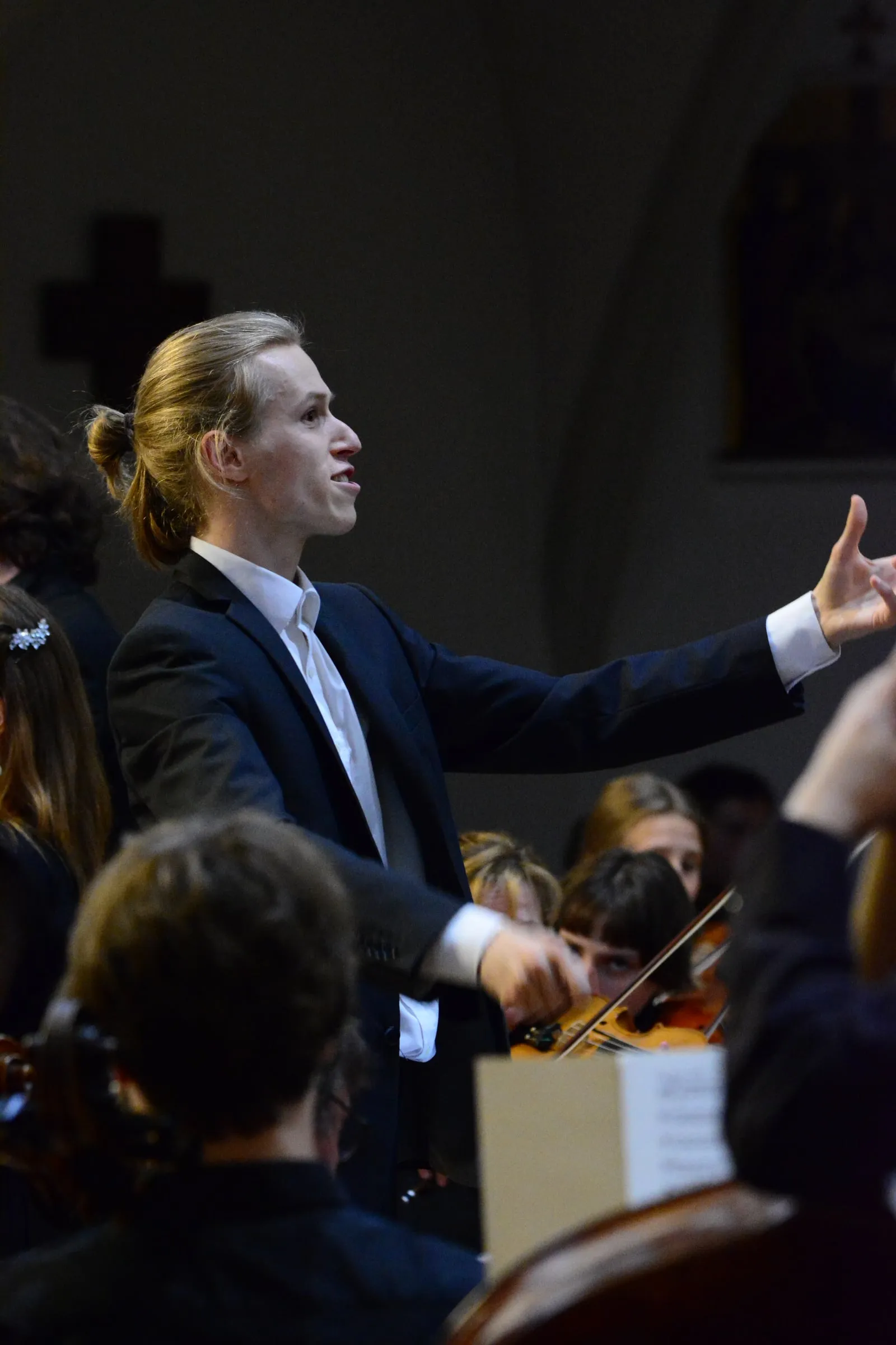 Niklas Lustig beim Dirigieren, St. Josef Berlin