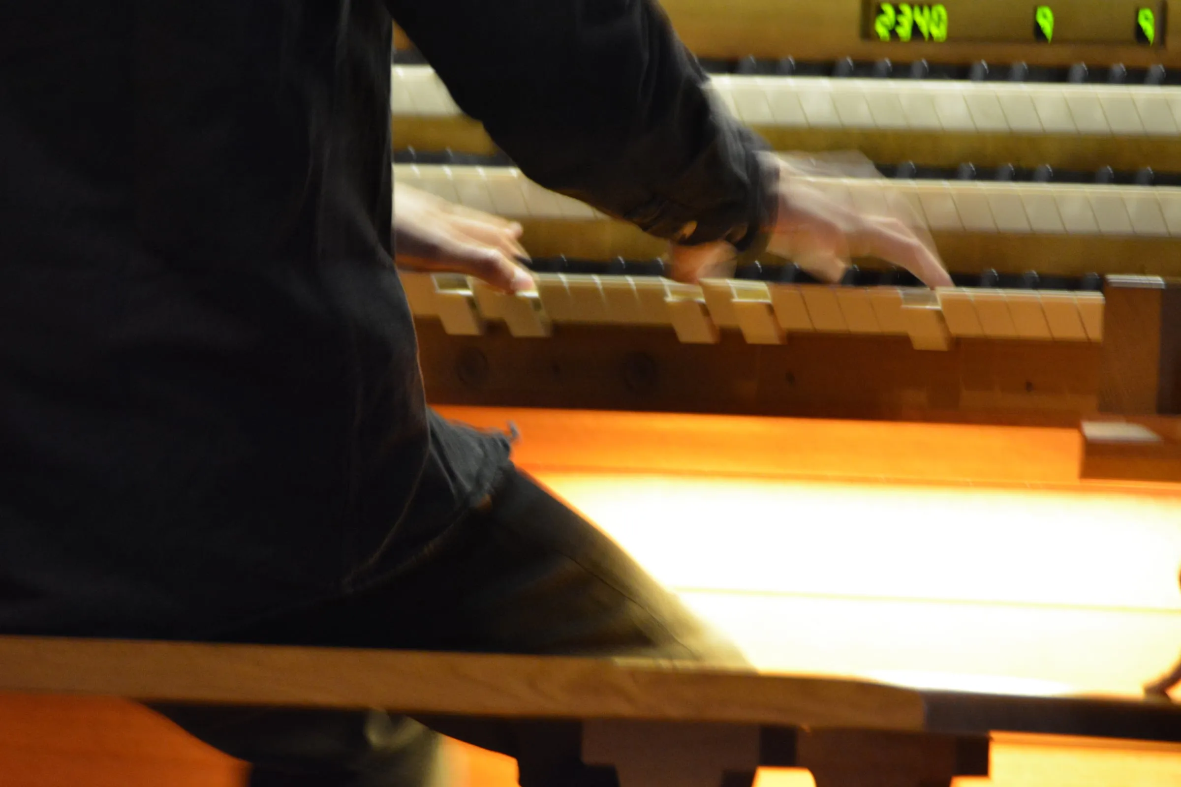 Hände auf den Manualen der Orgel, Pauluskirche Berlin-Zehlendorf