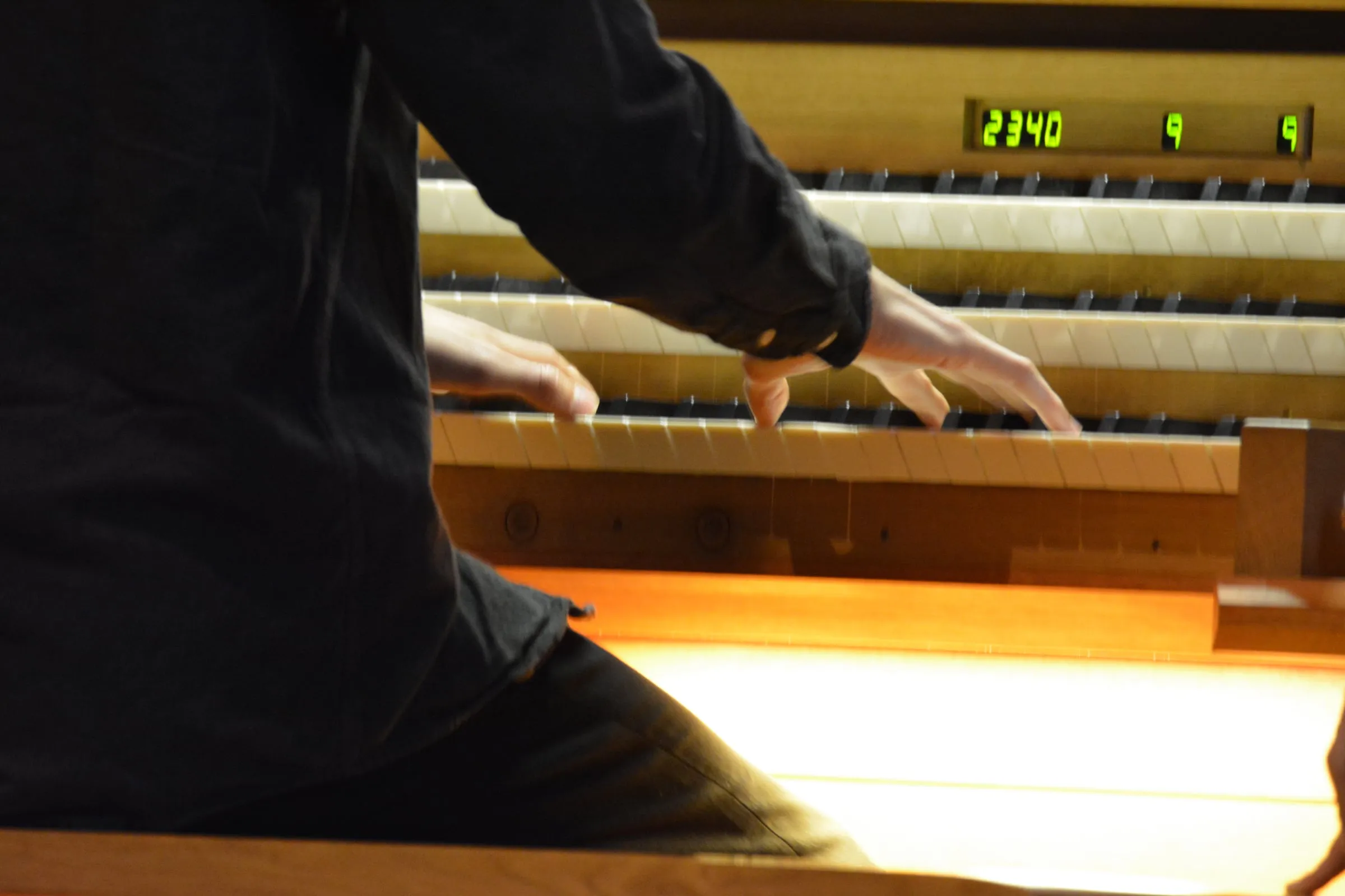 Hände auf den Manualen der Orgel