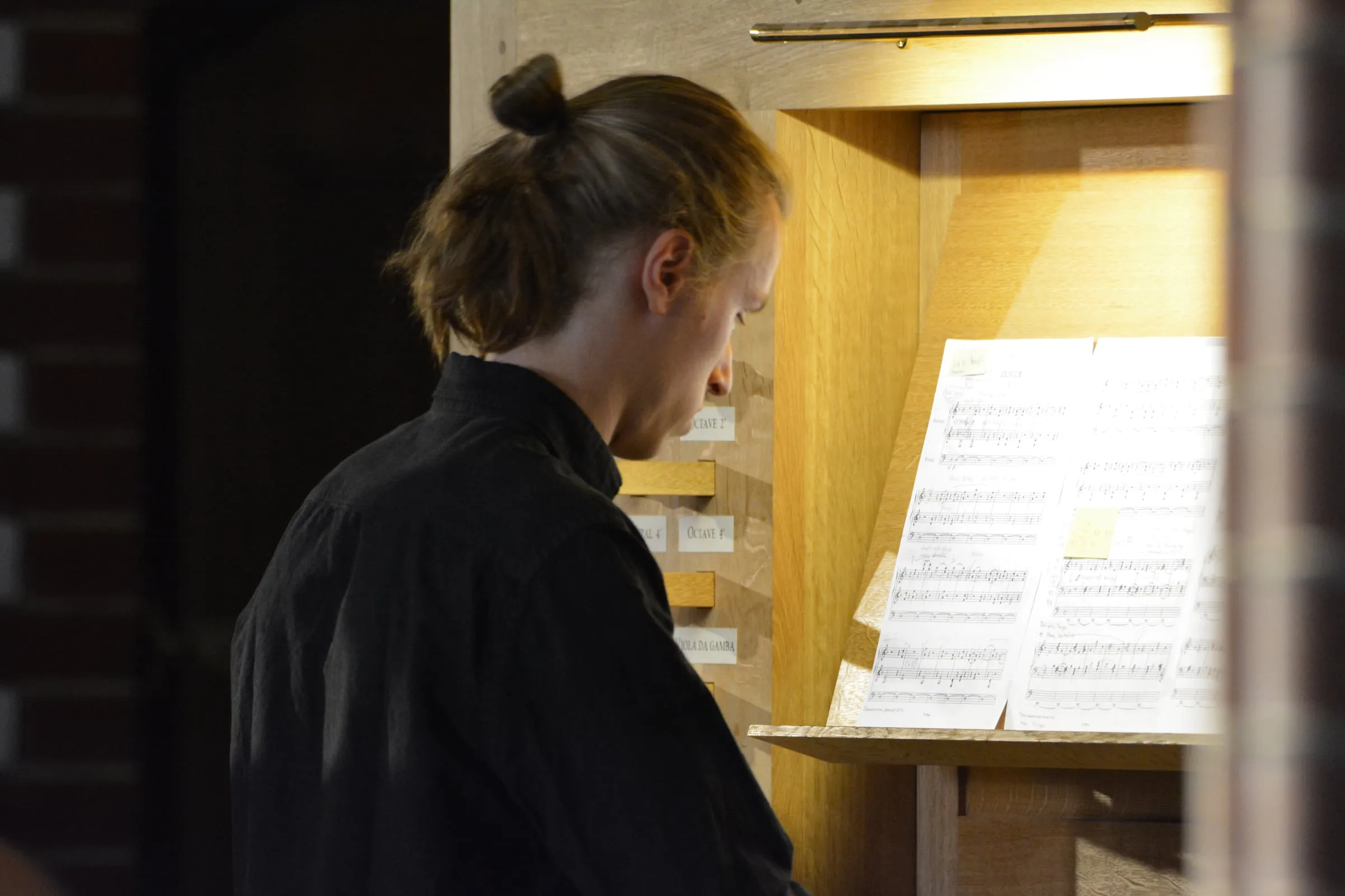 Niklas Lustig am Spieltisch der Orgel